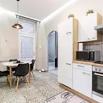 Sea Holly Apartment - With Perfect Location 2 Separate Bdrms