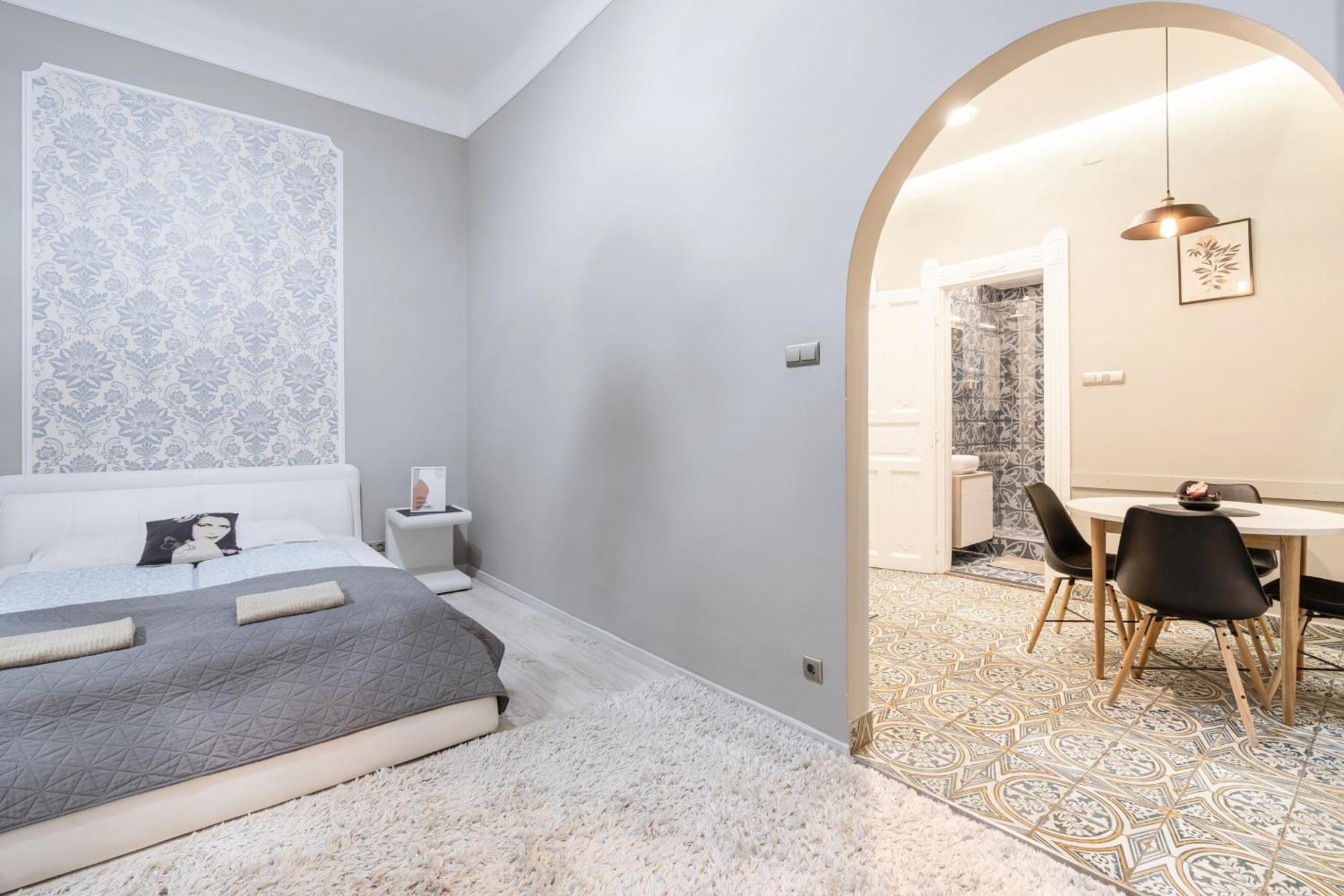 Sea Holly - With Perfect Location 2 Separate Bdrms Apartment *