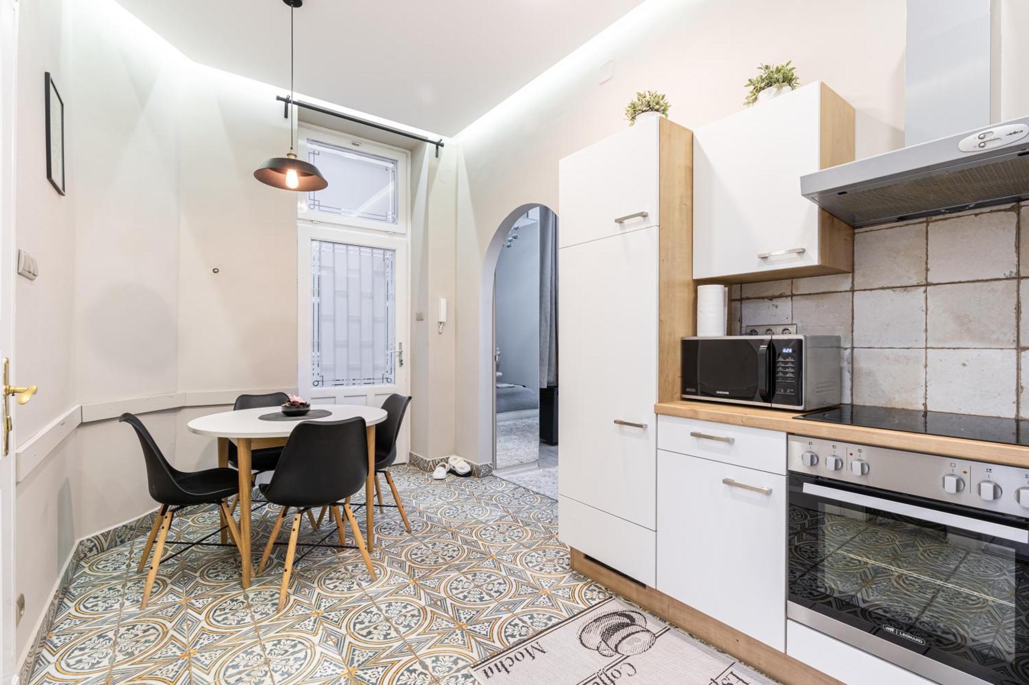 Sea Holly - With Perfect Location 2 Separate Bdrms Apartment Budapest